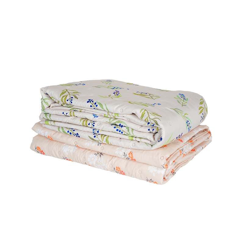Intricately-decorated Warmly-embracing Quilt